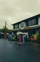 kyoto, japan am 8. april 2019. menschen gehen mit regenschirmen spazieren, weil es regnet. foto