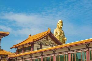 Guanyin Göttin mit Tempel Dach und schön Himmel beim foguangshan Thaihua Tempel thailand.fo guang Shan ist einer von das vier groß Buddhist Organisationen im Taiwan foto