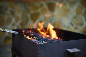 flammend Holzkohle Grill mit öffnen Feuer, bereit zum Produkt Platzierung. Sommer- Grillen, Grill, Grill und Party. Nahansicht foto