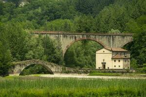 das romanisch Brücke von pontecosi lucca Toskana Italien foto