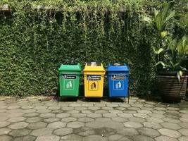 drei Typen von Müll Büchsen im Öffentlichkeit setzt. Müll Büchsen mit verschiedene Farben. draussen Müll Sortierung Müll können foto