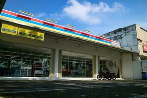 Yogyakarta, Indonesien - - März 18 2023 - - ein Mini Markt Marke Das bietet Täglich Notwendigkeiten von Leben. pt indomarco Prismatama oder indomaret ist ein Kette von Verkauf Bequemlichkeit Shops. foto