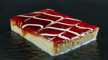 Karamell dreifach Dessert , traditionell Türkisch Küche Geschmack. schließen oben auf schwarz Hintergrund foto