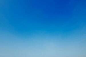 blauer Himmel mit weißem Wolkenlandschaftshintergrund foto