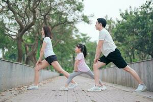 Foto von jung asiatisch Familie Übung beim Park