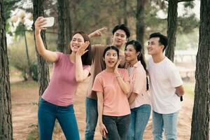 Gruppe asiatisch Menschen Picknick draußen foto