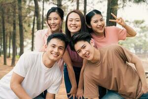 Gruppe asiatisch Menschen Picknick draußen foto