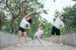 Foto von jung asiatisch Familie Übung beim Park