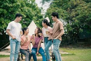 Gruppe asiatisch Menschen Picknick draußen foto