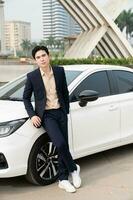 jung asiatisch Geschäft Mann mit Auto foto