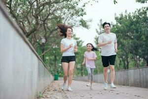Foto von jung asiatisch Familie Übung beim Park