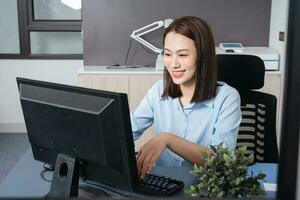 Foto von jung asiatisch Geschäftsfrau Arbeiten beim Büro