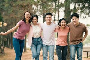 Gruppe asiatisch Menschen Picknick draußen foto