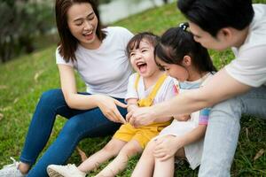 jung asiatisch Familie im das Park foto