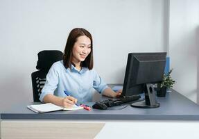 Foto von jung asiatisch Geschäftsfrau Arbeiten beim Büro