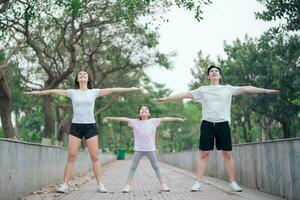 Foto von jung asiatisch Familie Übung beim Park