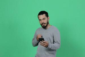 asiatisch Mann Ausdruck während mit Smartphone foto