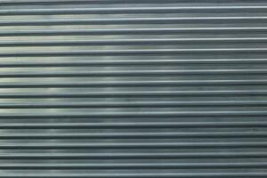 Foto von ein abstrakt Metall Zaun horizontal Streifen.