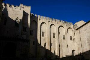 Detail von das Fassade von das historisch päpstlich Palast einer von das größte gotisch Gebäude im Europa beim Avignon Frankreich gebaut auf das dreizehnte Jahrhundert foto