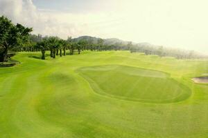 schön Golf Kurs Sicht, Golf Kurs mit schön Putten Grün, frisch Grün Gras auf das Golf Kurs foto