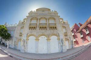 Fassade von das Antiquität kolonial Gebäude von das Adolf mejia Theater im Cartagena de Indien im Kolumbien foto