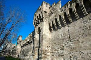 Detail von das historisch Mauer gebaut auf das vierzehnte Jahrhundert um das Avignon Stadt im ein schön sonnig Tag foto