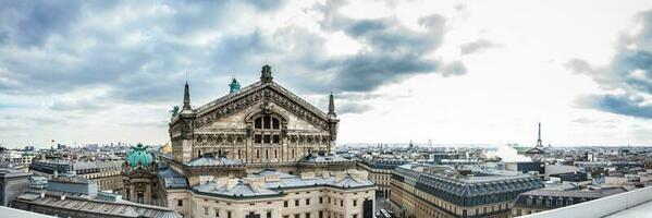 Panorama von das schön Paris Stadt gesehen von ein Dach im ein kalt Winter Tag foto