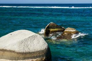 klar Wasser und schön Felsen beim das National natürlich Park Tayrona im Kolumbien foto