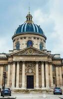 Aussicht von das Fassade von das Institut von Frankreich, gebaut auf das sechzehnter Jahrhundert, im ein Einfrieren Winter Tag im Paris foto