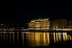 Aussicht von das innere Alster See Ufer beim Nacht Zeit im Hamburg foto