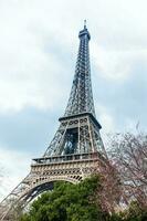 das berühmt Tour Eiffel wann das Frühling ist gerade Anfang foto