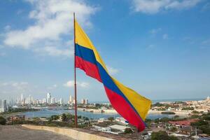 kolumbianisch Flagge beim san Felipe Schloss winken Über Cartagena de Indien foto