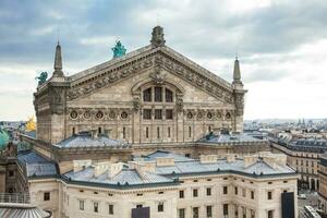 das schön Paris Stadt gesehen von ein Dach im ein kalt Winter Tag foto