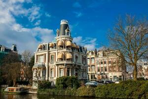 Kanäle und das schön die Architektur von das alt zentral Kreis im Amsterdam foto