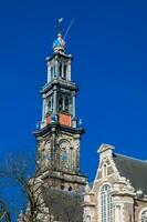 Glocke Turm von das historisch Niederländisch evangelisch Western Kirche gelegen beim das alt zentral Kreis im Amsterdam foto