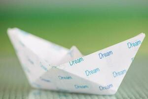 Folgen Ihre Träume Konzept. Origami Boot foto