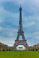 das berühmt Tour Eiffel beim das Ende von Winter foto