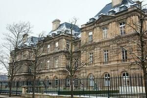 Fassade von das Luxemburg Palast im ein Einfrieren Winter Tag Tag gerade Vor Frühling foto