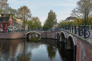 eine der vielen brücken über einen kanal in den niederlanden von amsterdam foto