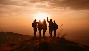 Gruppe von Menschen Wandern Berg Gipfel beim Sonnenuntergang generiert durch ai foto