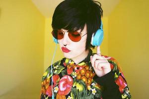 coole androgyne DJ-Frau in leuchtenden Farben foto