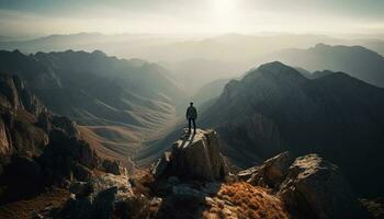 Stehen auf Berg Gipfel, Leistung und Freiheit generiert durch ai foto