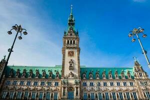 Hamburg Stadt Halle Bauen gelegen im das altstadt Quartal im das Stadt Center beim das Rathausmarkt Platz im ein schön früh Frühling Tag foto