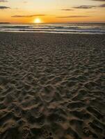 schön Meer Sonnenuntergang oder Sonnenaufgang Über das Meer von das Sand. Vertikale Aussicht foto