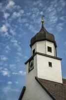 ein schön Uhr Turm, traditionell im Deutschland. Vertikale Aussicht foto