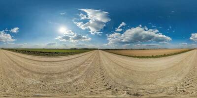 kugelförmig 360 hdri Panorama auf Kies Straße mit Wolken und Sonne auf Blau Himmel im gleichwinklig nahtlos Projektion, verwenden wie Himmel Ersatz im Drohne Panoramen, Spiel Entwicklung wie Himmel Kuppel oder vr Inhalt foto