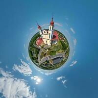 wenig Planet Transformation von kugelförmig Panorama 360 Grad mit Blick auf Kirche im Center von Globus im Blau Himmel. kugelförmig abstrakt Antenne Aussicht mit Krümmung von Raum. foto