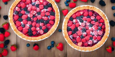 frisch gemischt Beere Torte mit Blaubeeren, Himbeeren, und Erdbeeren auf ein hölzern Oberfläche, oben Sicht, ai generiert foto