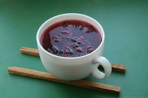 gebraut Sudanesen Rose Hibiskus Tee Blütenblätter im ein Tasse auf ein Stand foto