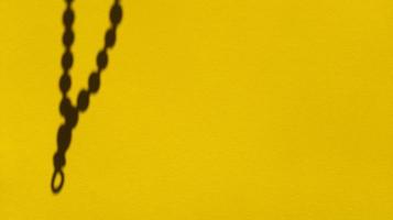 Japa Perlen Schatten auf gelben Pastellpapier abstrakte Backgorund Stock Foto